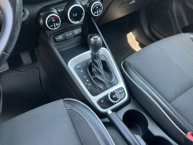 Used 2022 Hyundai Venue Limited FWD image 18