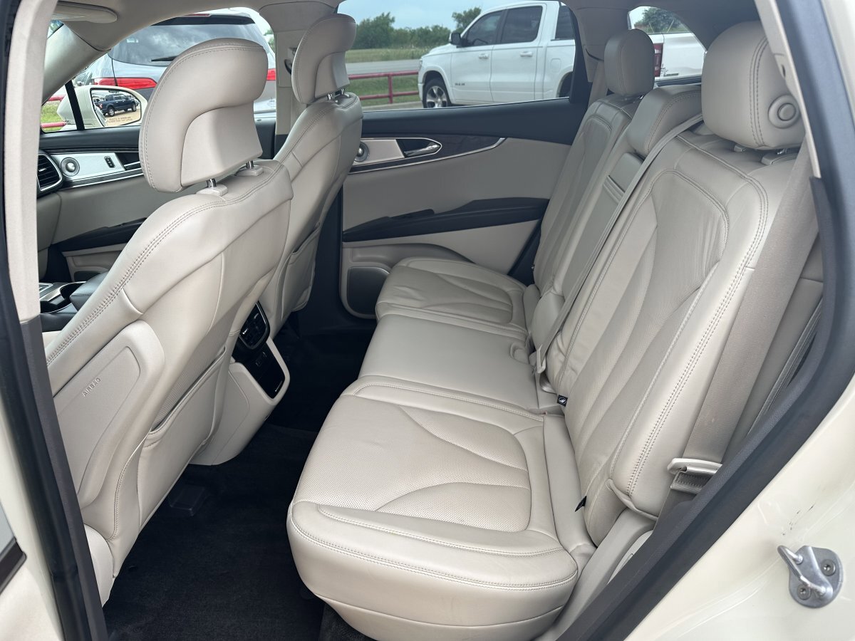 Used 2016 Lincoln MKX Reserve w/ Luxury Package FWD image 18