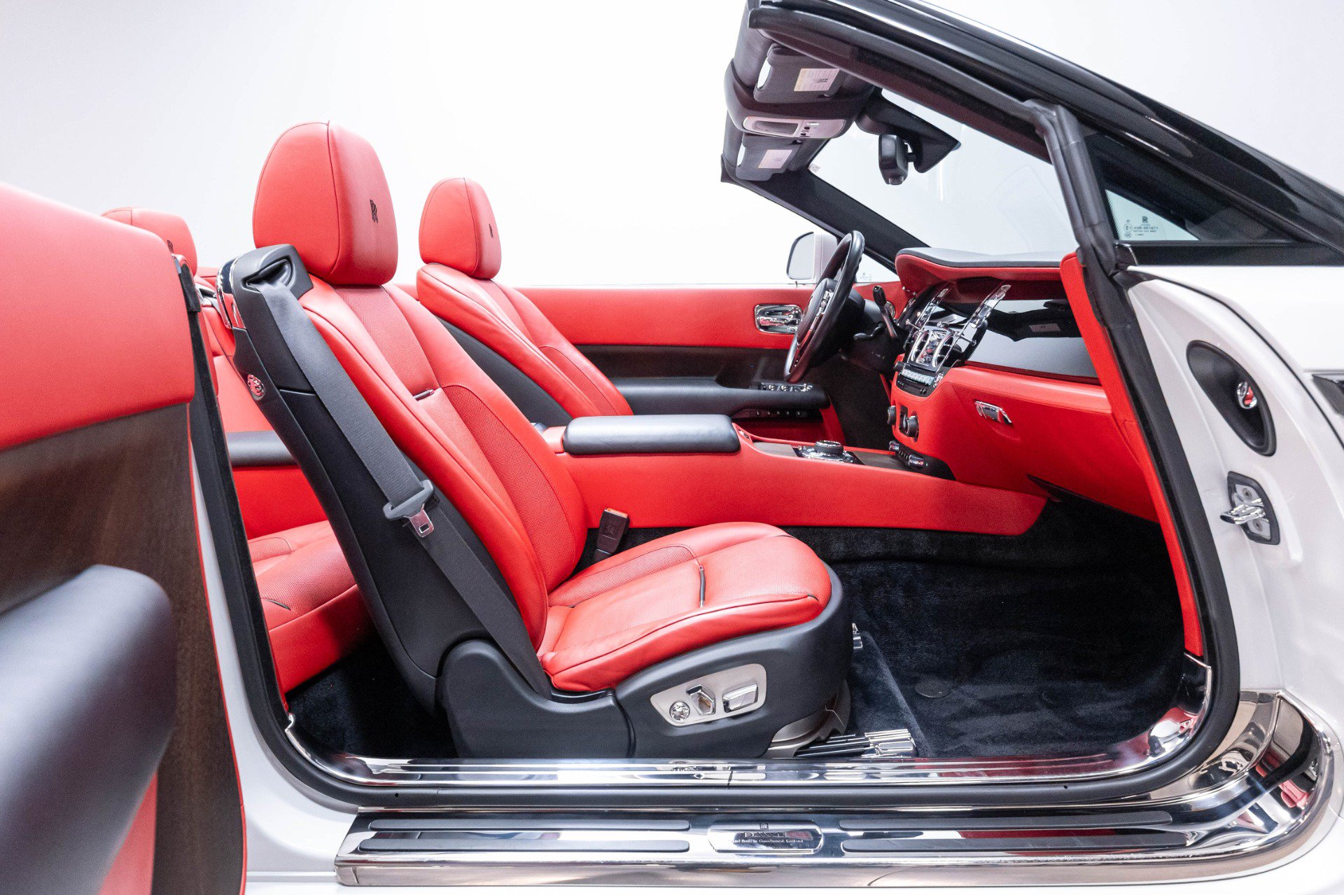 Used 2017 Rolls-Royce Dawn RWD image 39