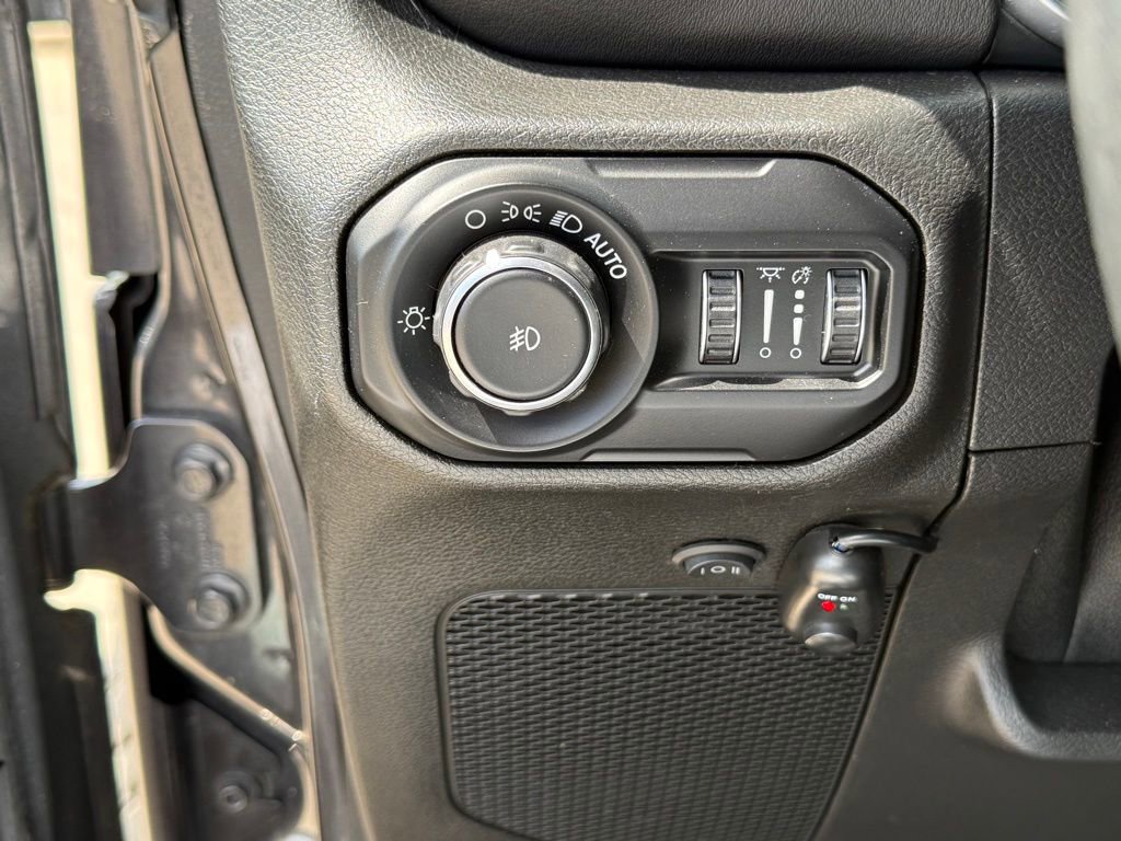 Used 2018 Jeep Wrangler Unlimited Sahara AWD/4WD image 18