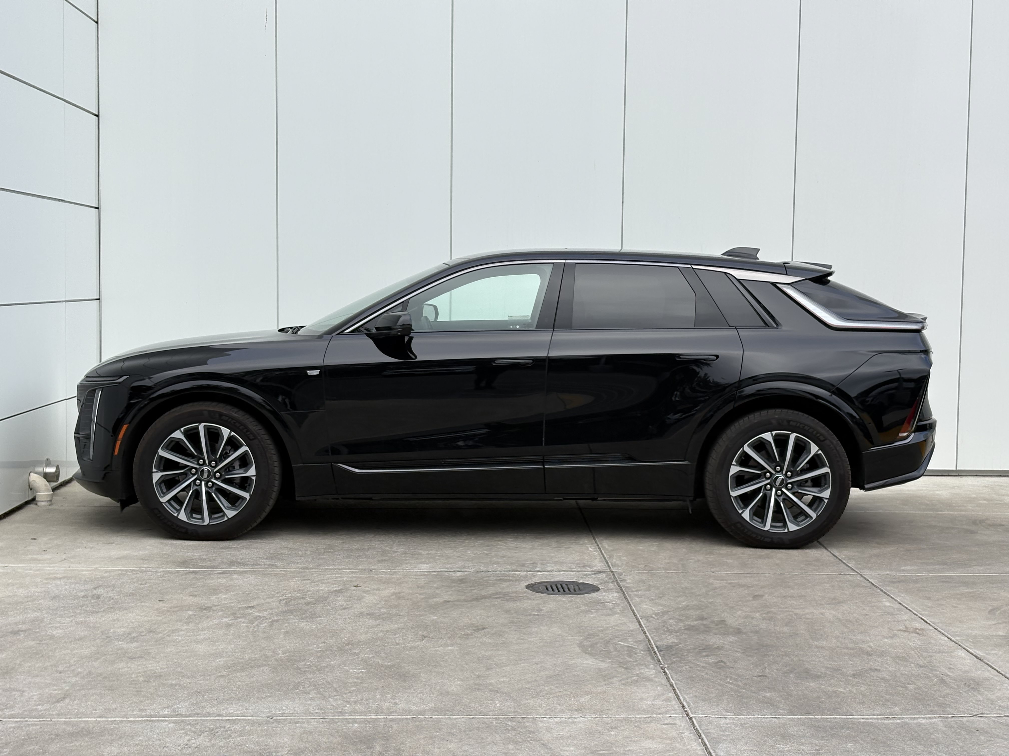 Used 2024 Cadillac Lyriq Luxury AWD/4WD image 4