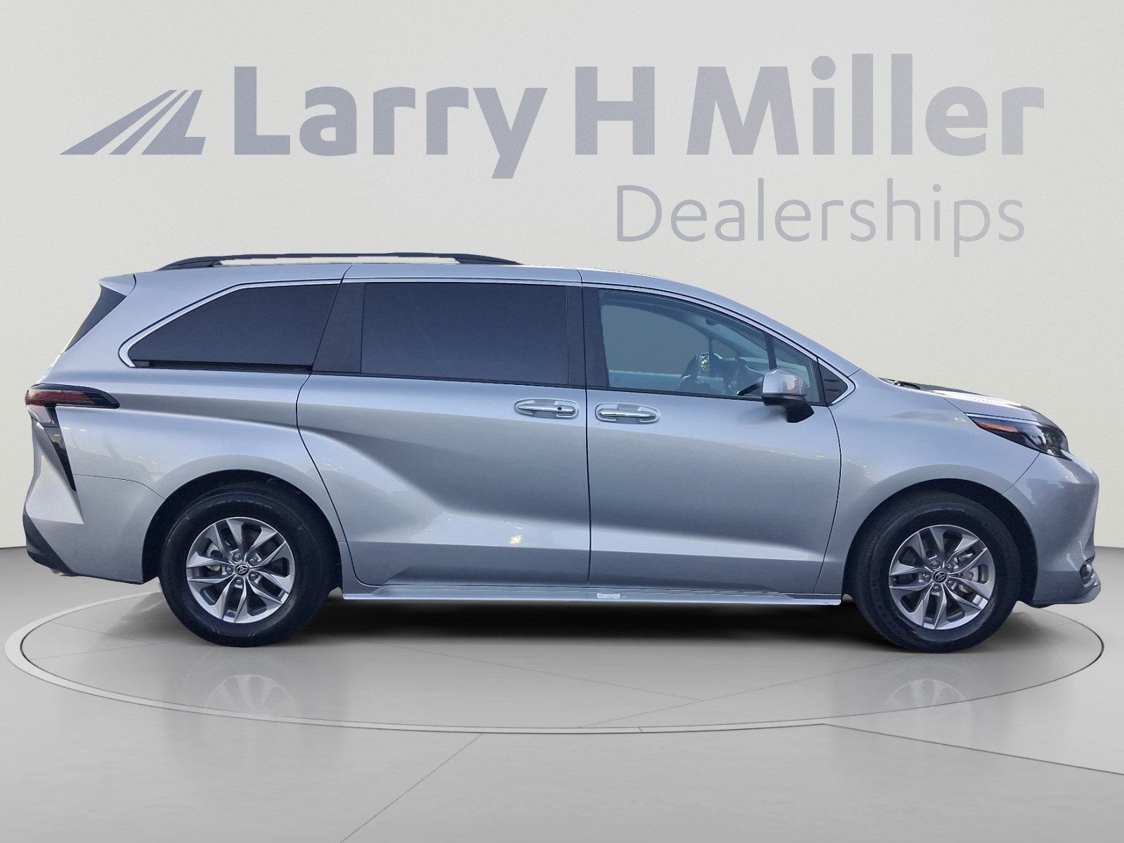 Used 2025 Toyota Sienna XLE FWD image 6