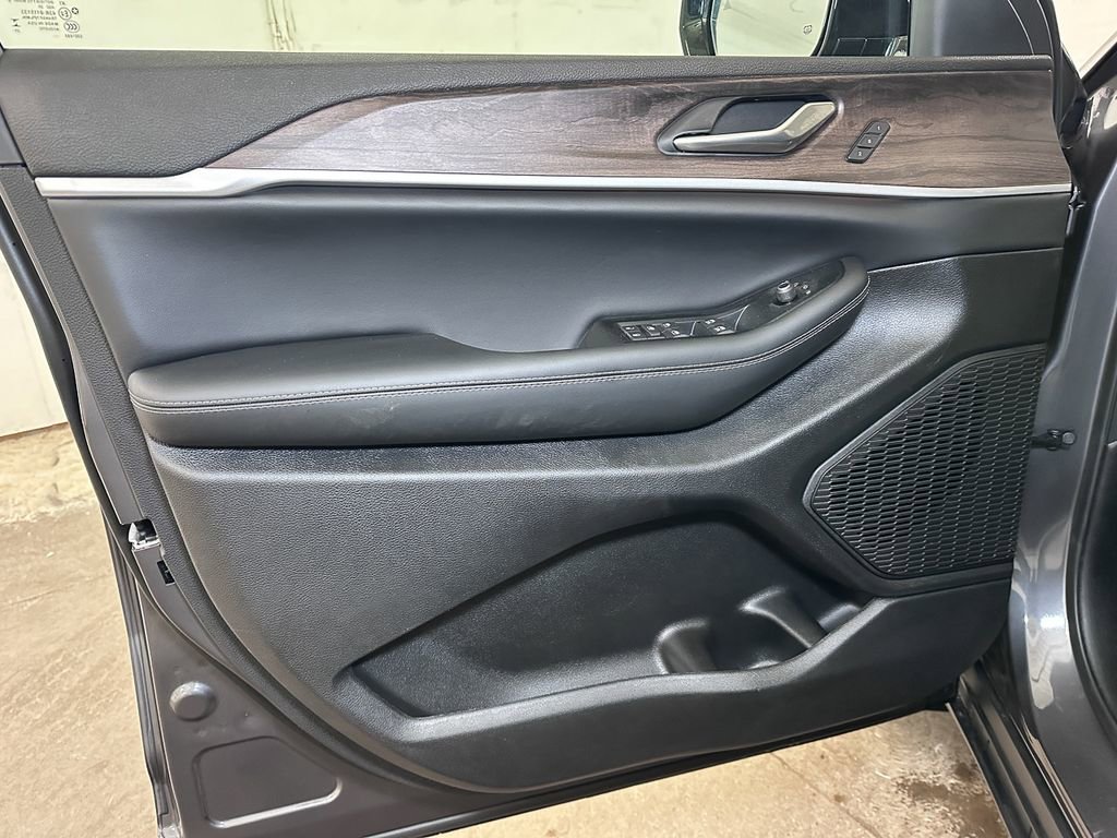 New 2025 Jeep Grand Cherokee Limited w/ MOPAR Finishing Package image 17