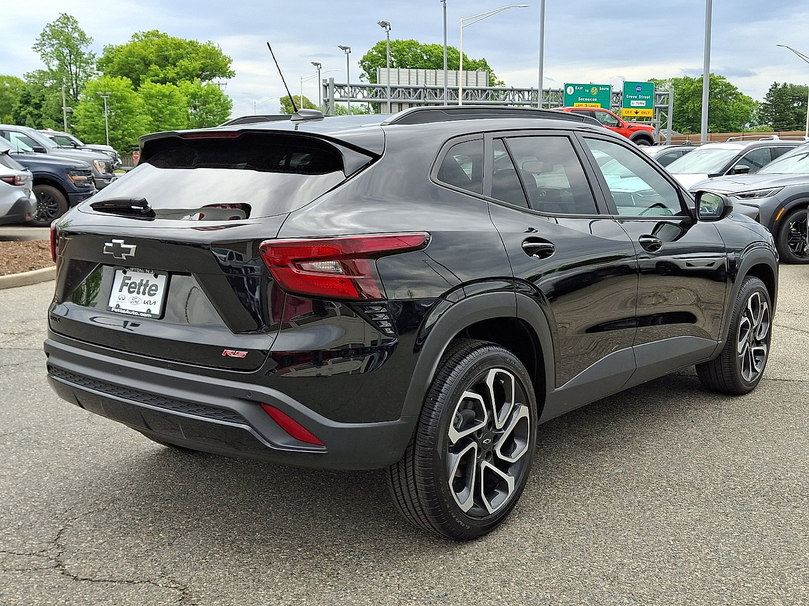 Used 2025 Chevrolet Trax RS w/ Sunroof Package FWD image 4