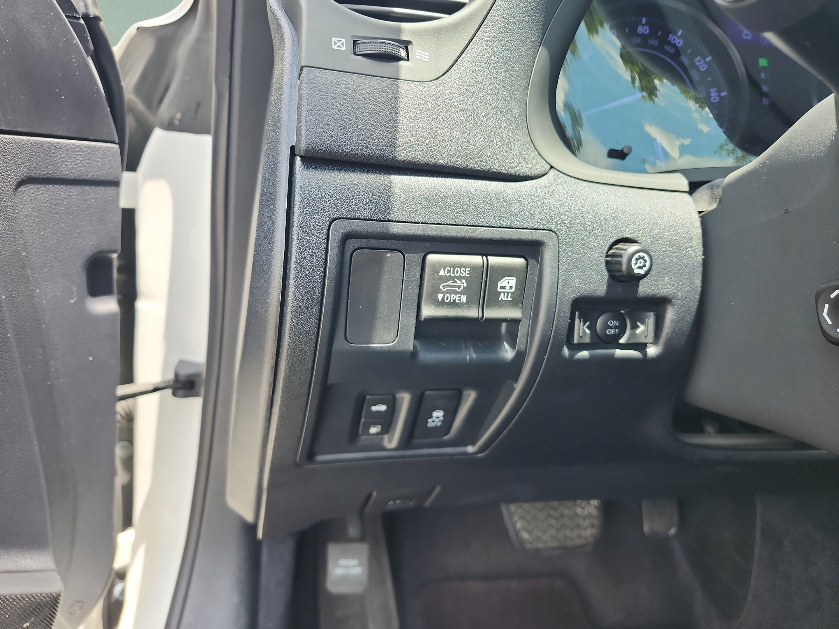 Used 2012 Lexus IS 350C w/ Luxury Pkg RWD image 13
