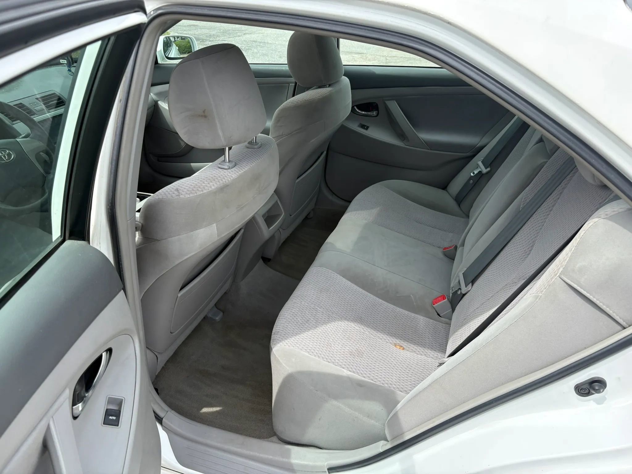 Used 2011 Toyota Camry LE w/ LE Extra-Value Pkg image 9