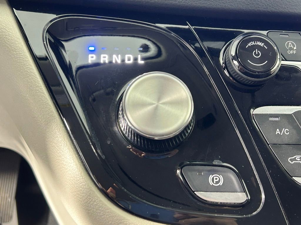 Used 2023 Chrysler Pacifica Touring-L image 23