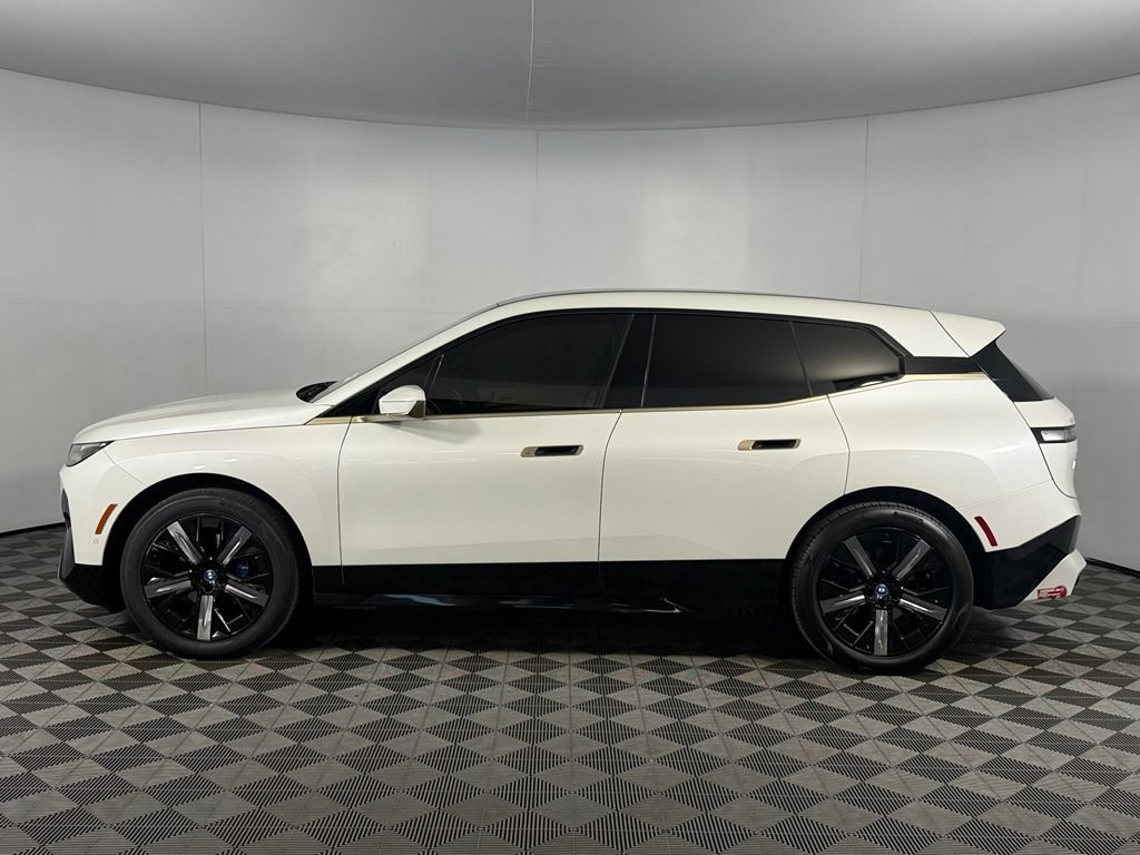 Used 2024 BMW iX xDrive50 w/ Premium Package AWD/4WD image 10