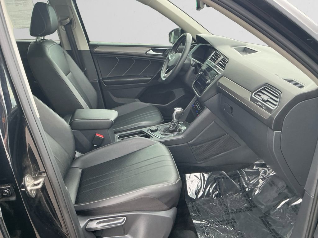 Used 2023 Volkswagen Tiguan SE w/ Panoramic Sunroof Package image 15