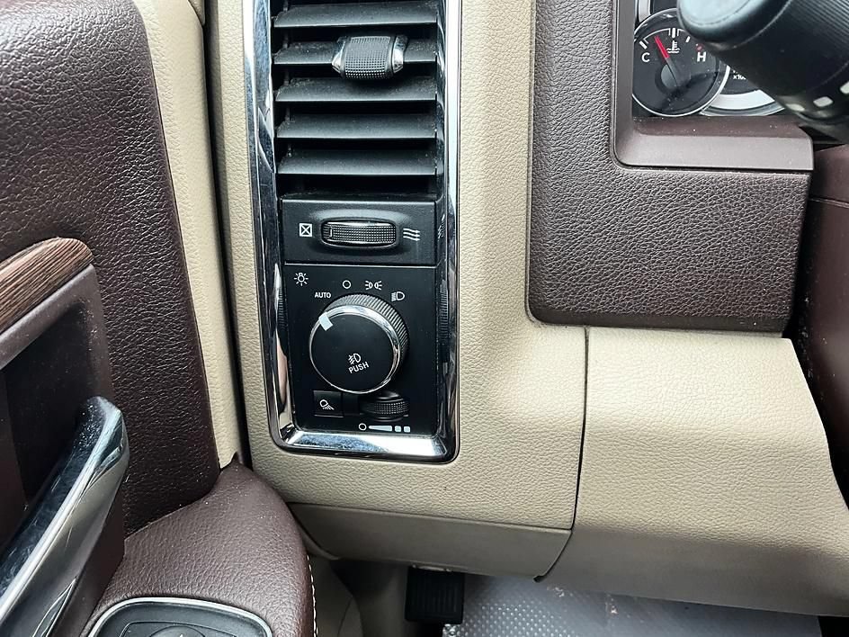 Used 2017 RAM 1500 Laramie w/ Convenience Group AWD/4WD image 16