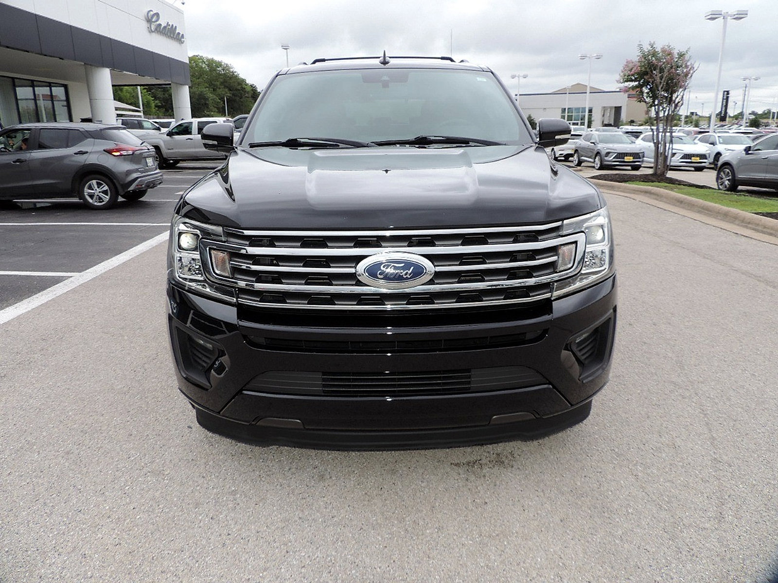 Used 2020 Ford Expedition XLT w/ Equipment Group 202A RWD image 2