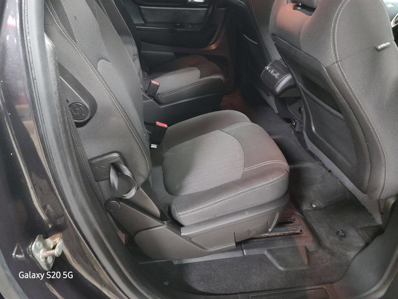 Used 2017 Chevrolet Traverse LT w/ Style and Technology Package image 16