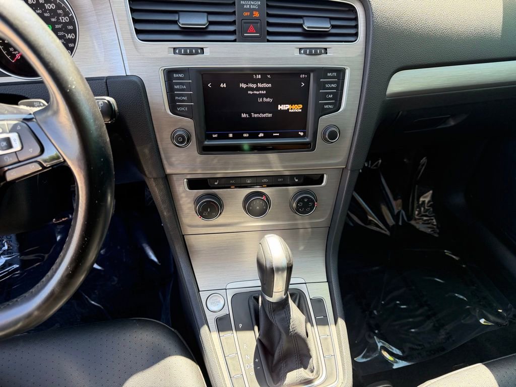 Used 2017 Volkswagen Golf S image 21