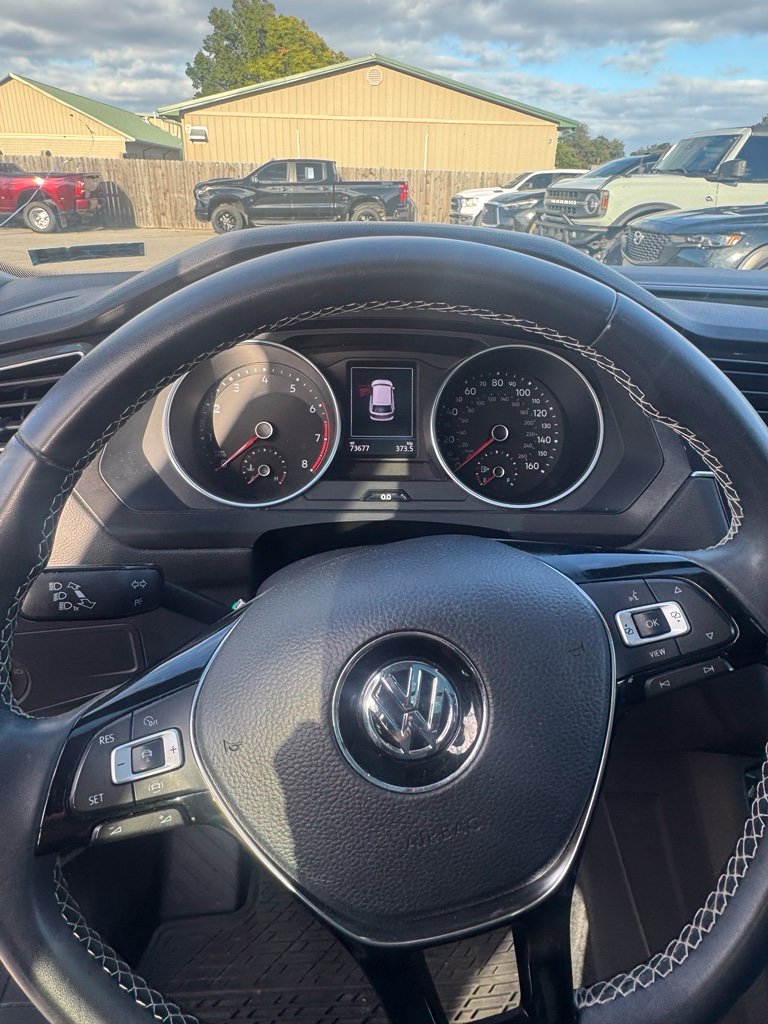 Used 2021 Volkswagen Tiguan SE w/ Panoramic Sunroof Package FWD image 9