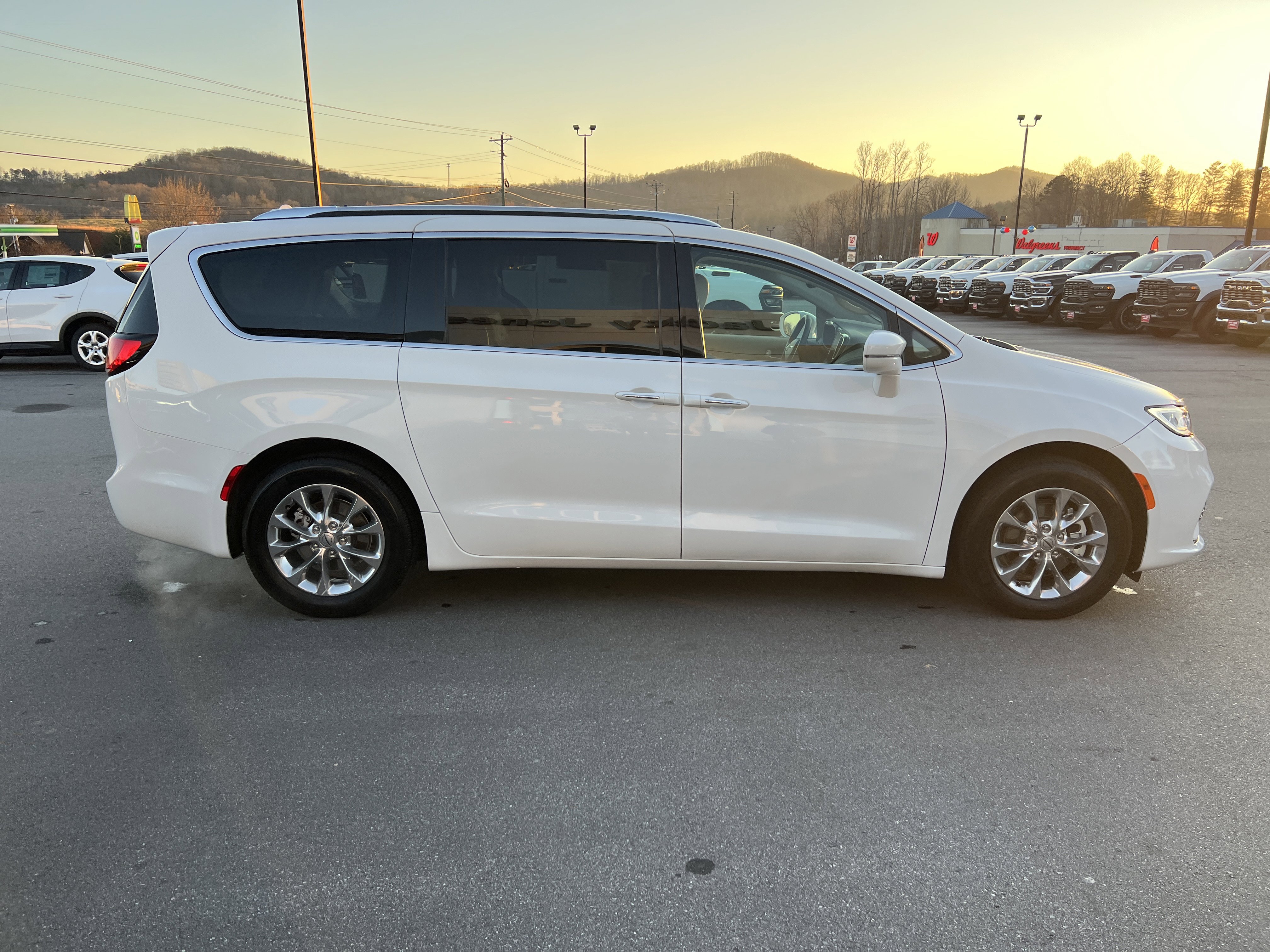 Used 2021 Chrysler Pacifica Touring-L image 4