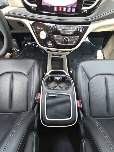 Used 2023 Chrysler Pacifica Touring-L FWD image 40