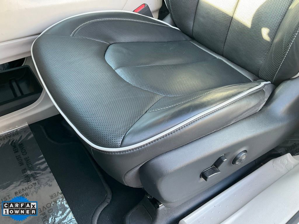 Used 2022 Chrysler Pacifica Limited w/ Uconnect Theater Family Group image 16