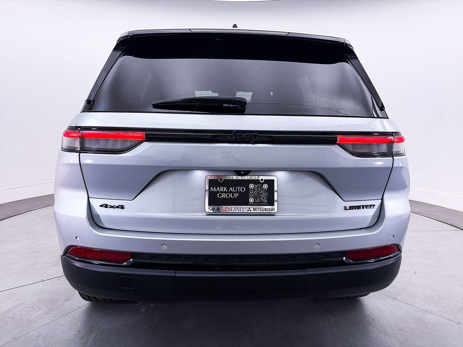 Used 2023 Jeep Grand Cherokee Limited w/ Black Appearance Package AWD/4WD image 13
