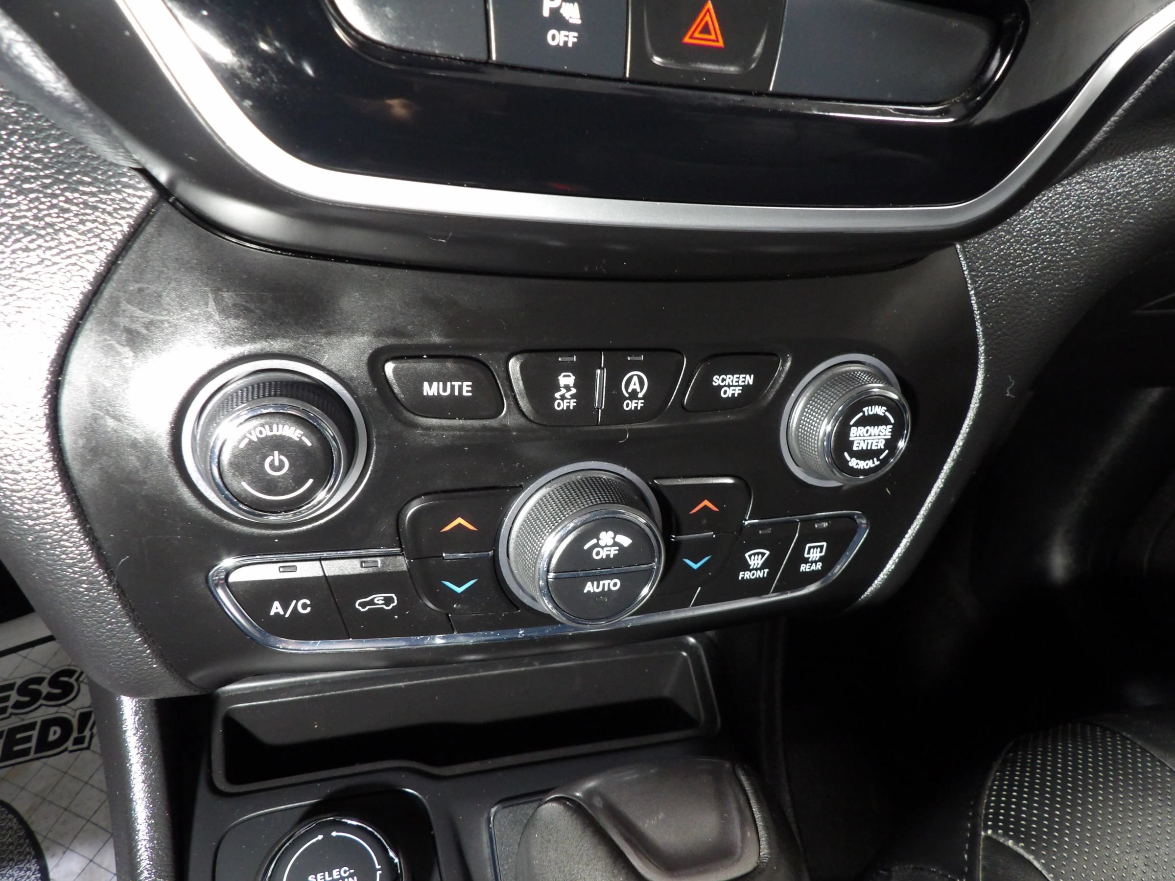 Used 2020 Jeep Cherokee Limited AWD/4WD image 13
