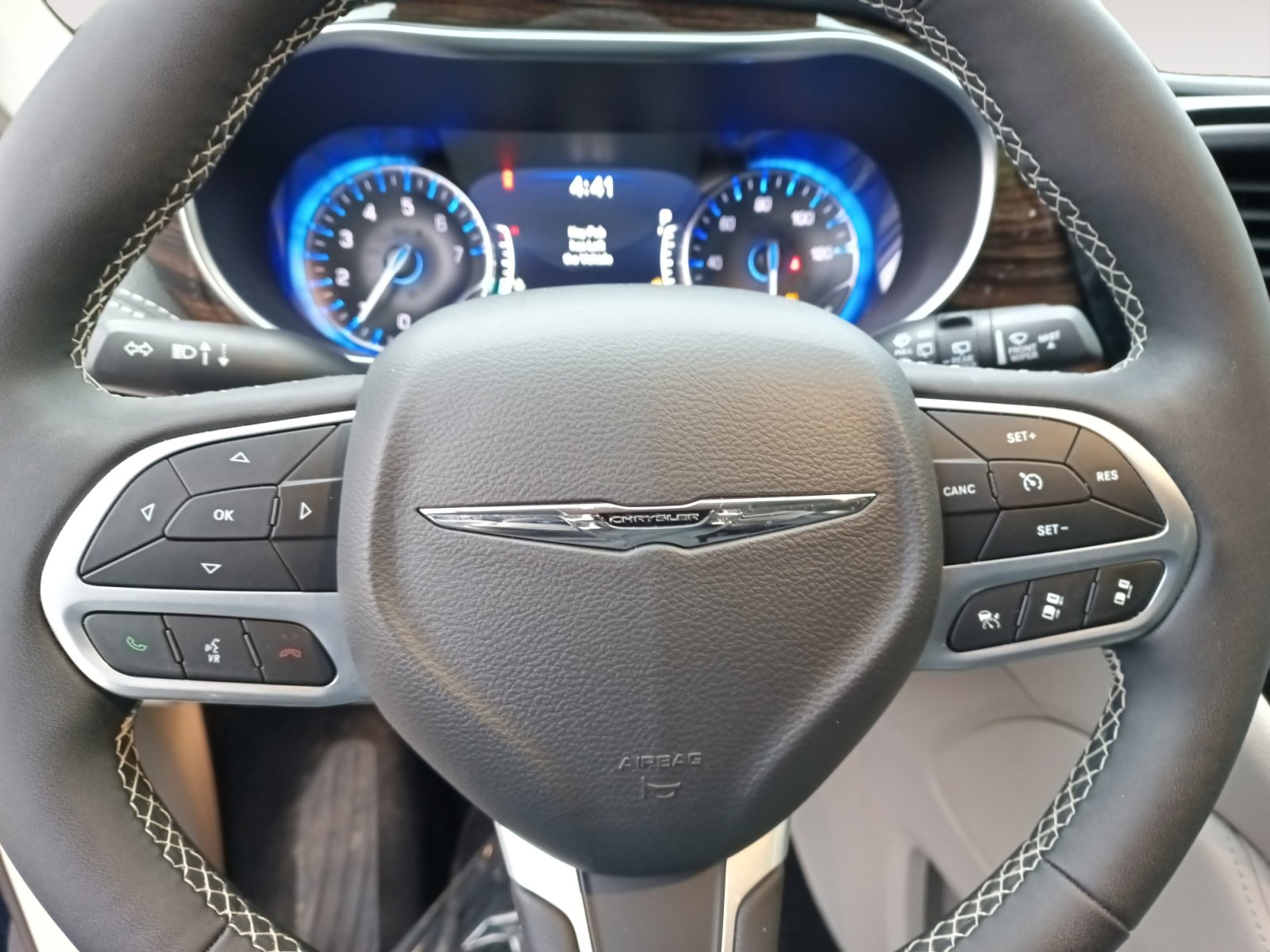 Used 2024 Chrysler Pacifica Limited image 13