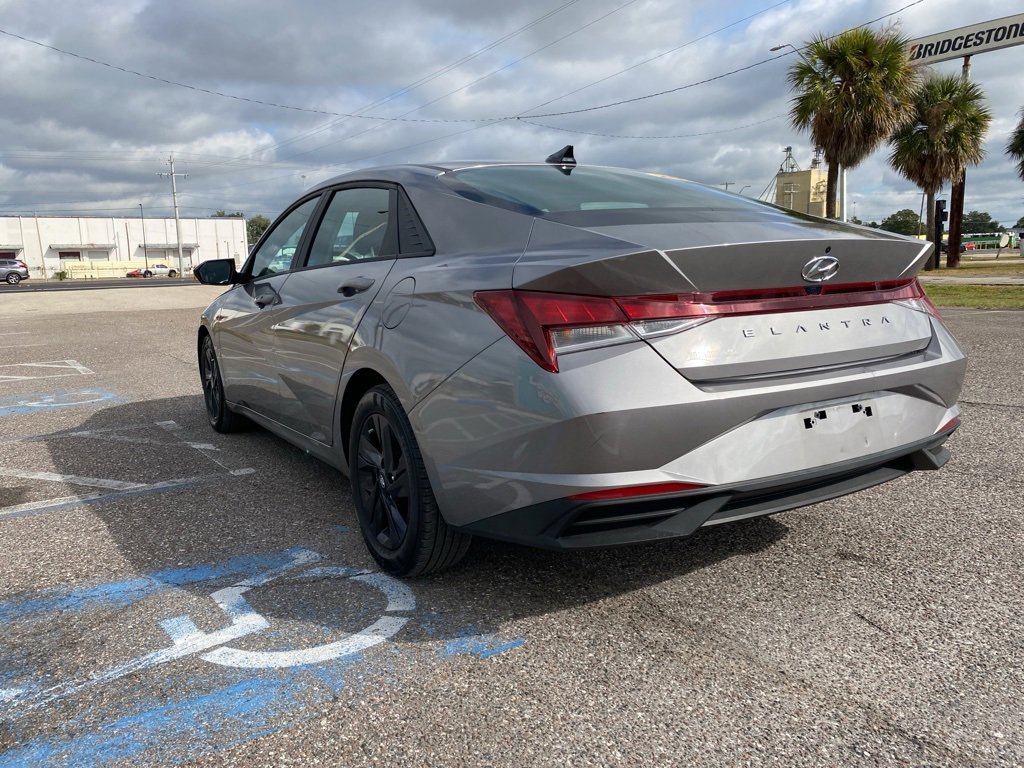 Used 2023 Hyundai Elantra SEL w/ Preferred Accessory Package image 5