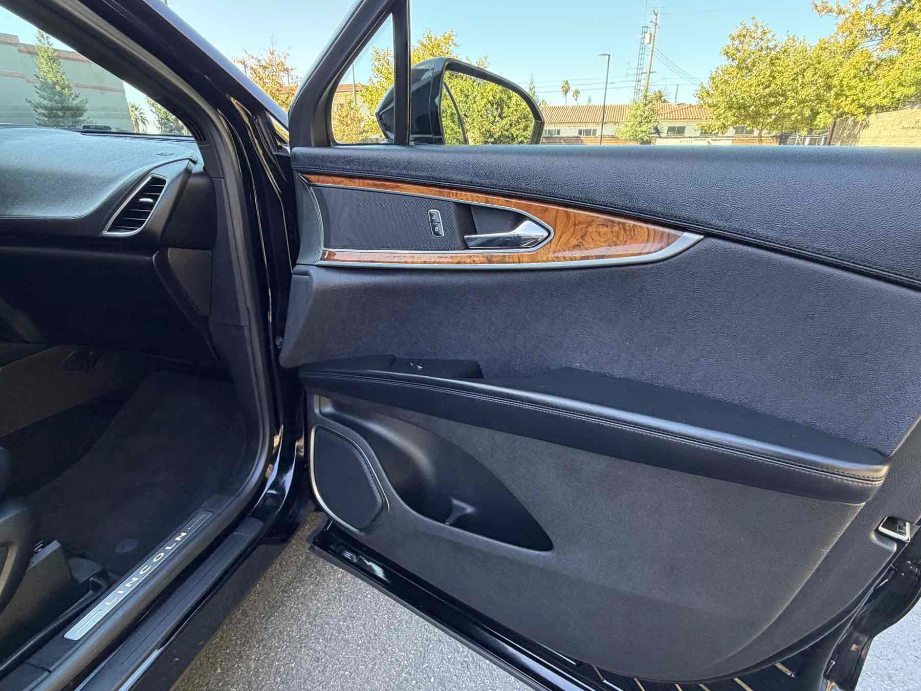 Used 2018 Lincoln MKX Reserve FWD image 19