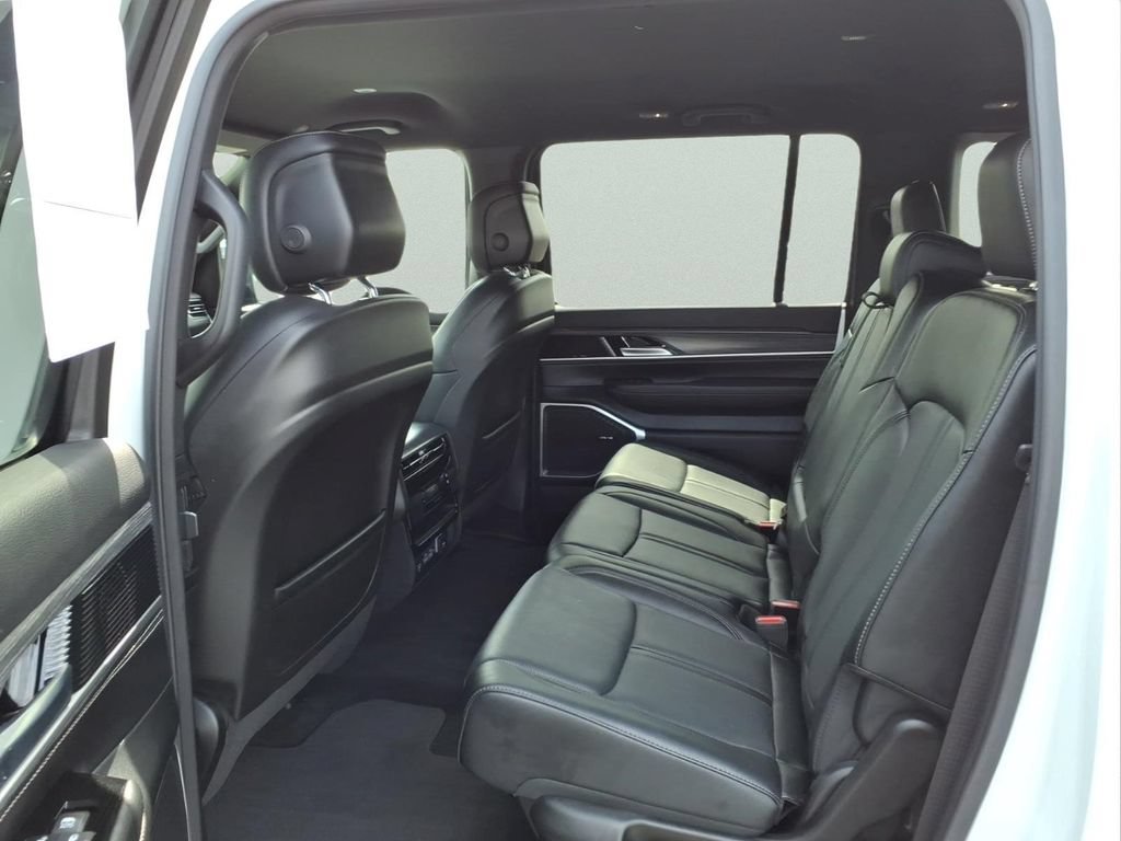 Used 2024 Jeep Wagoneer Series II w/ Flexible Seating Group AWD/4WD image 12