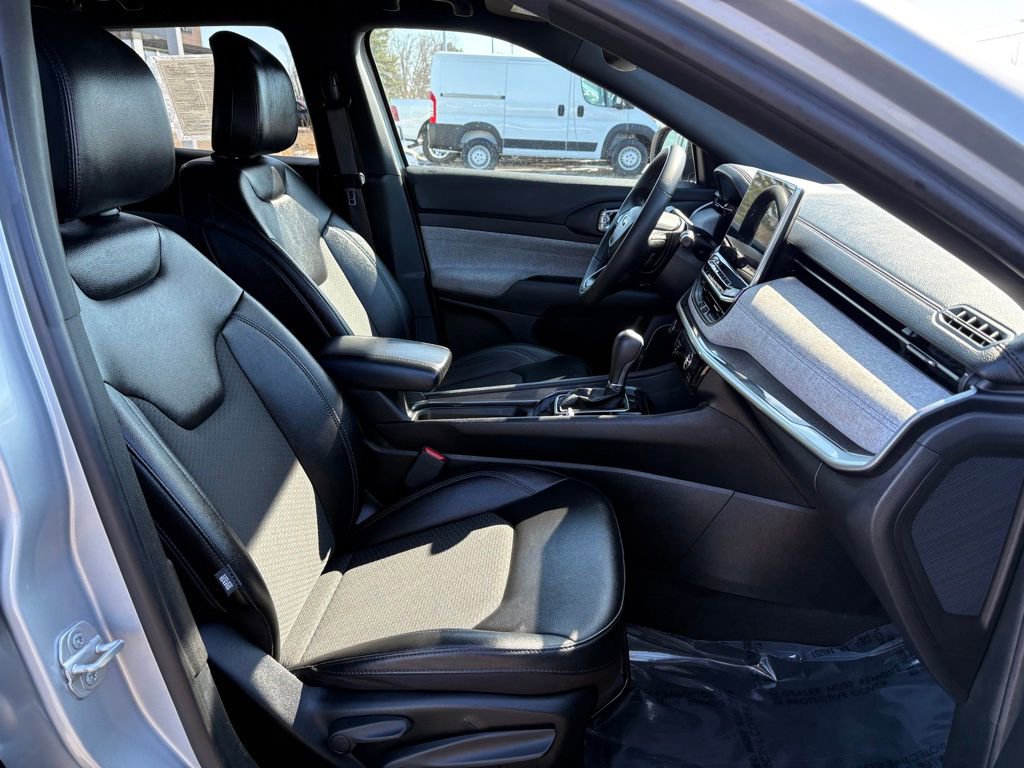 Used 2024 Jeep Compass Latitude AWD/4WD image 14