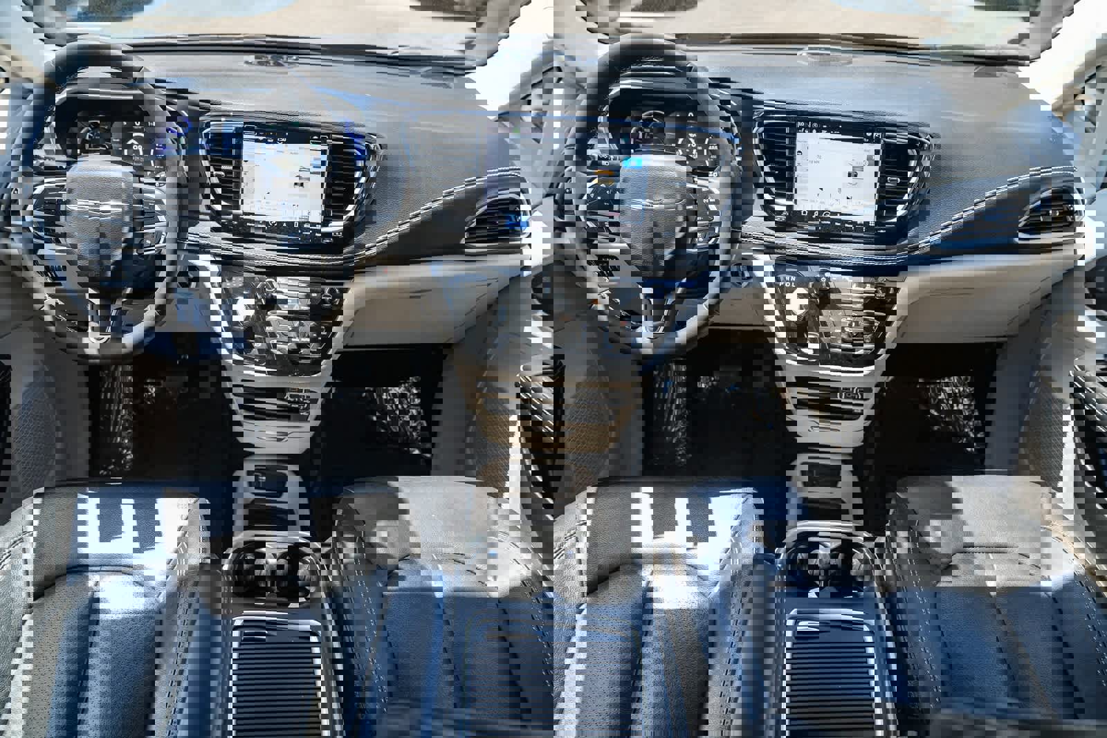 Used 2022 Chrysler Pacifica Touring-L w/ Uconnect Theater Family Group image 11