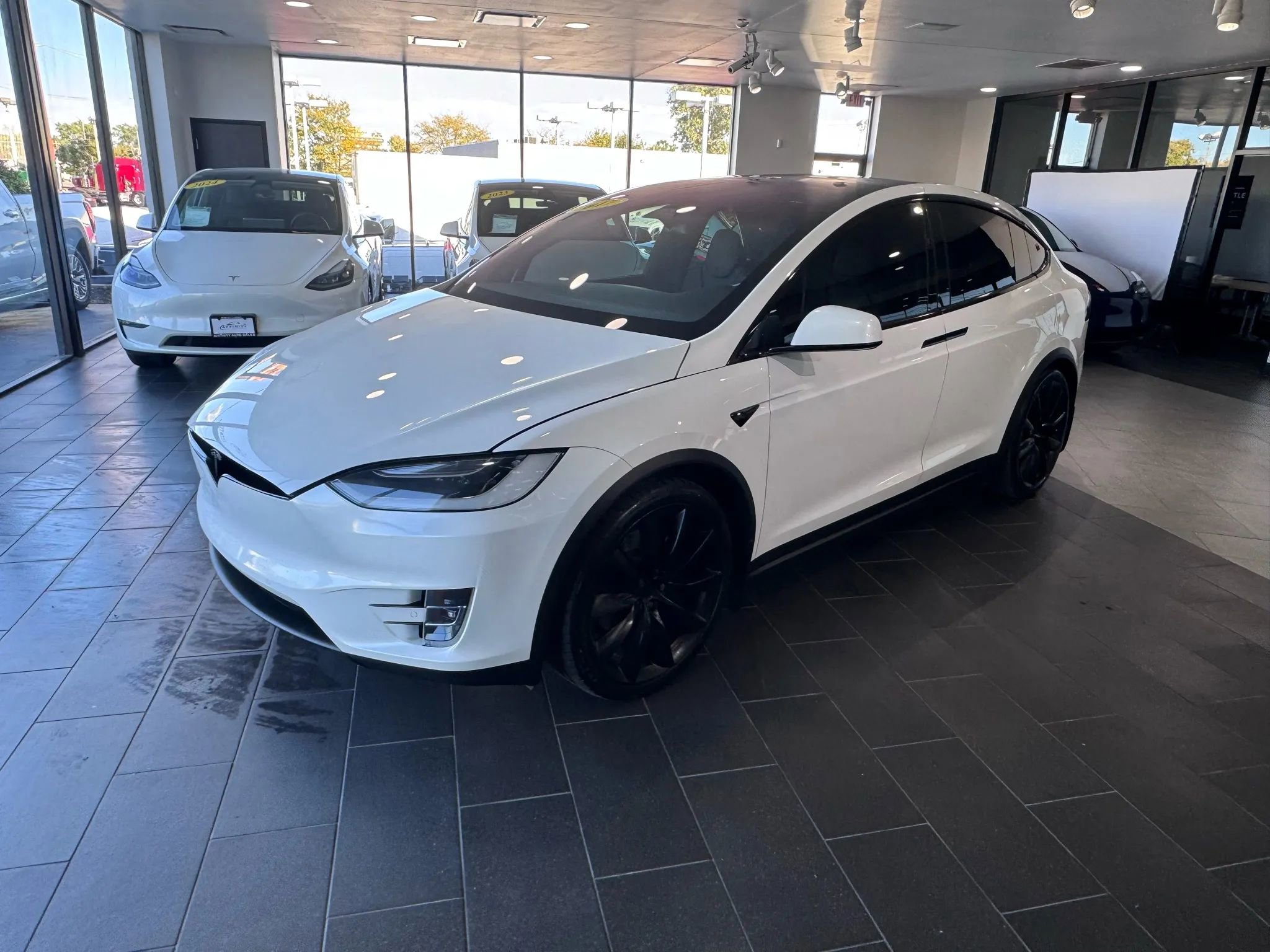 Used 2017 Tesla Model X 75D image 2