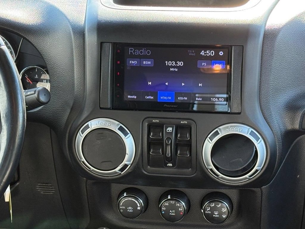 Used 2016 Jeep Wrangler Unlimited Sahara w/ Connectivity Group AWD/4WD image 9
