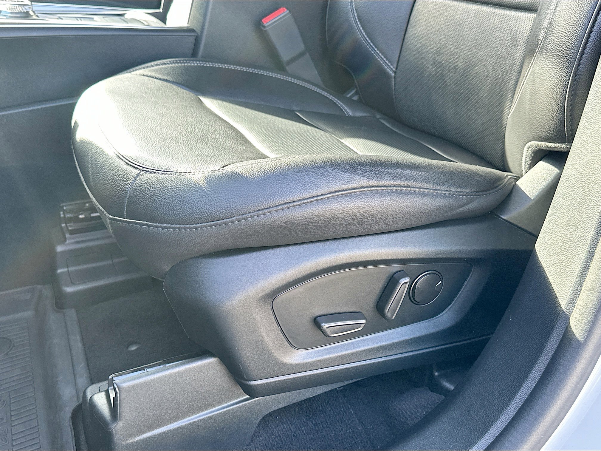 Certified 2022 Ford Explorer Limited w/ Limited Technology Package image 20