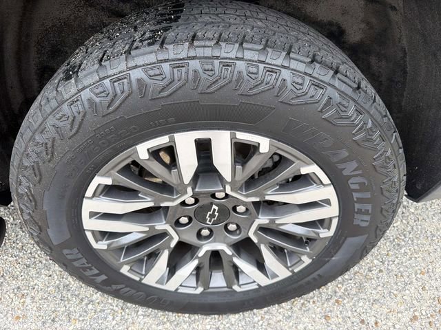 Used 2025 Chevrolet Suburban Z71 AWD/4WD image 16