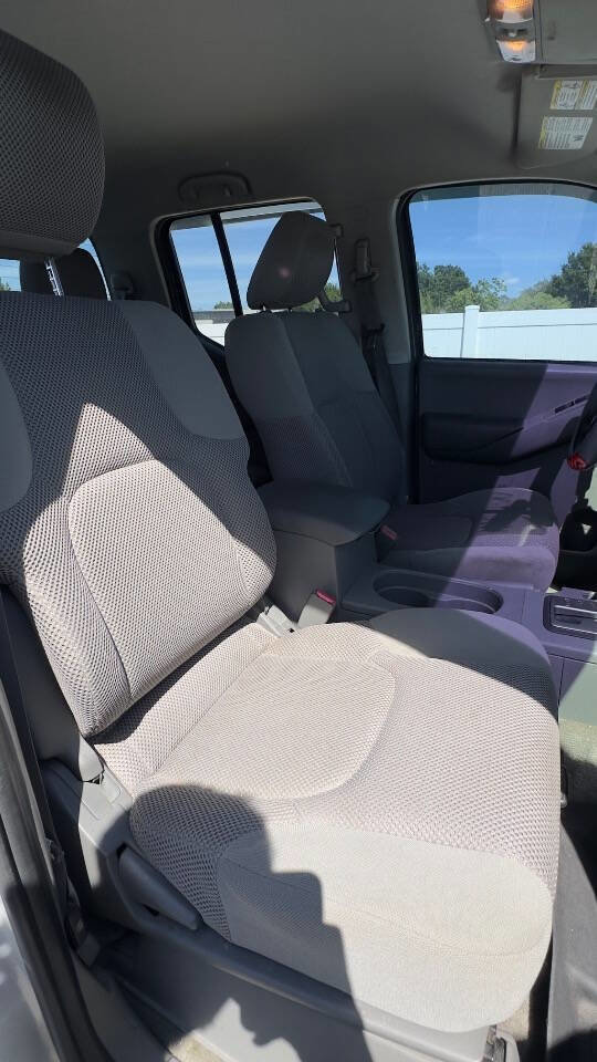 Used 2010 Nissan Frontier SE image 14