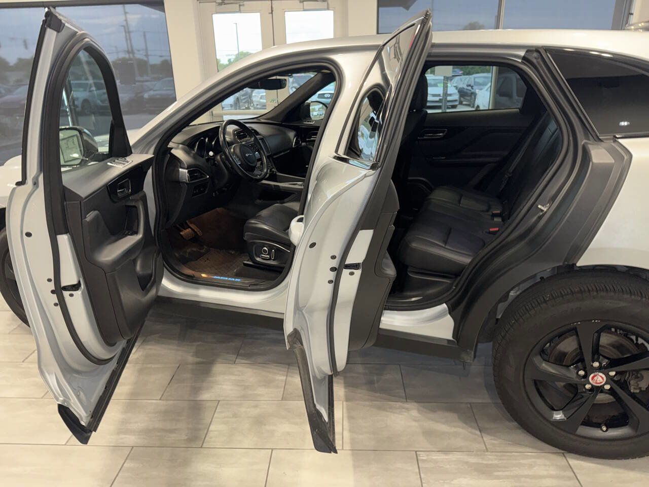 Used 2020 Jaguar F-PACE Premium image 18