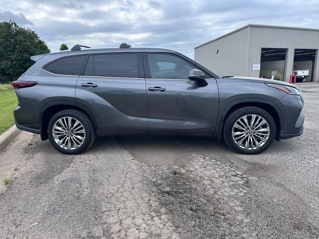 Certified 2024 Toyota Highlander Platinum AWD/4WD image 4