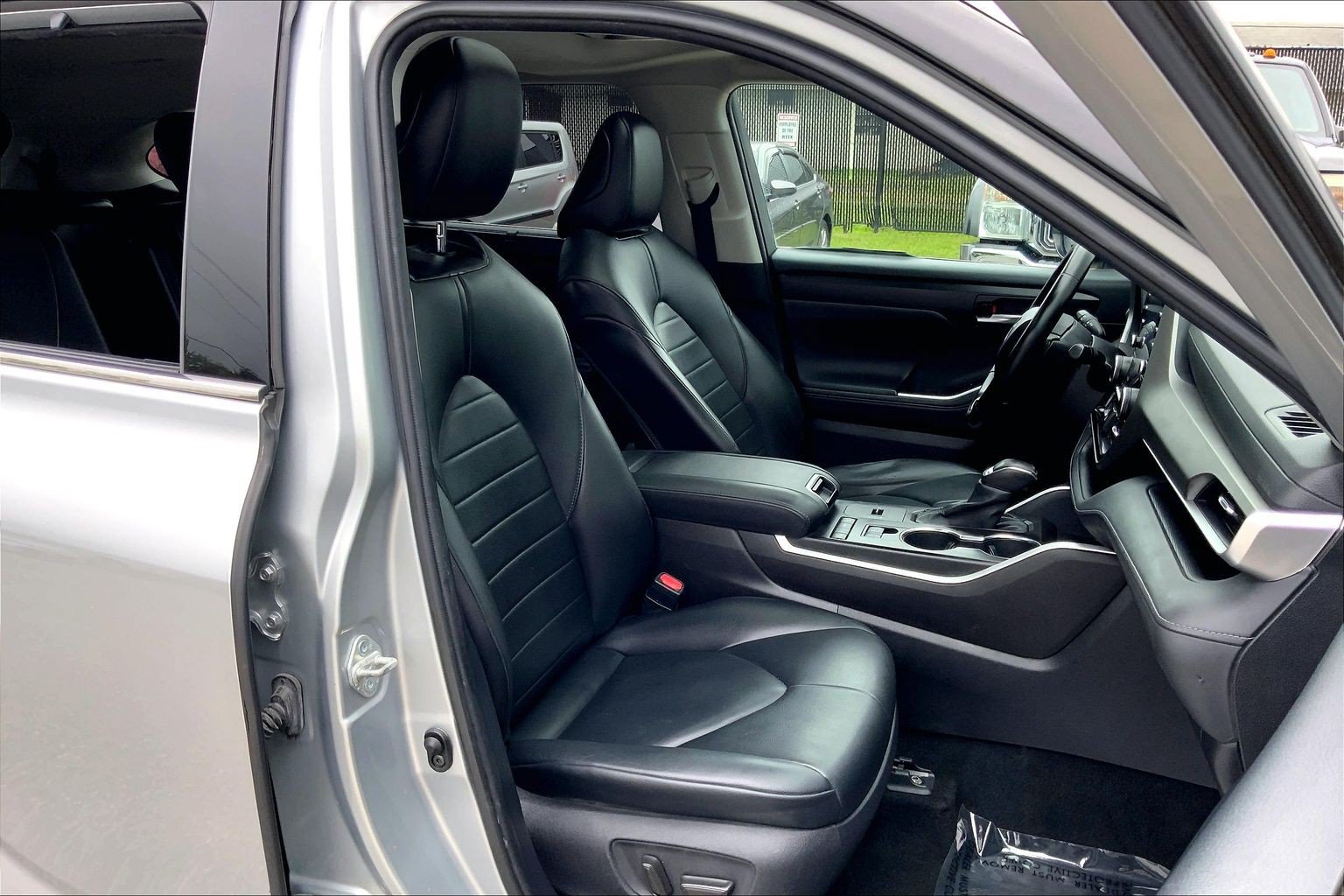 Used 2021 Toyota Highlander XLE FWD image 9