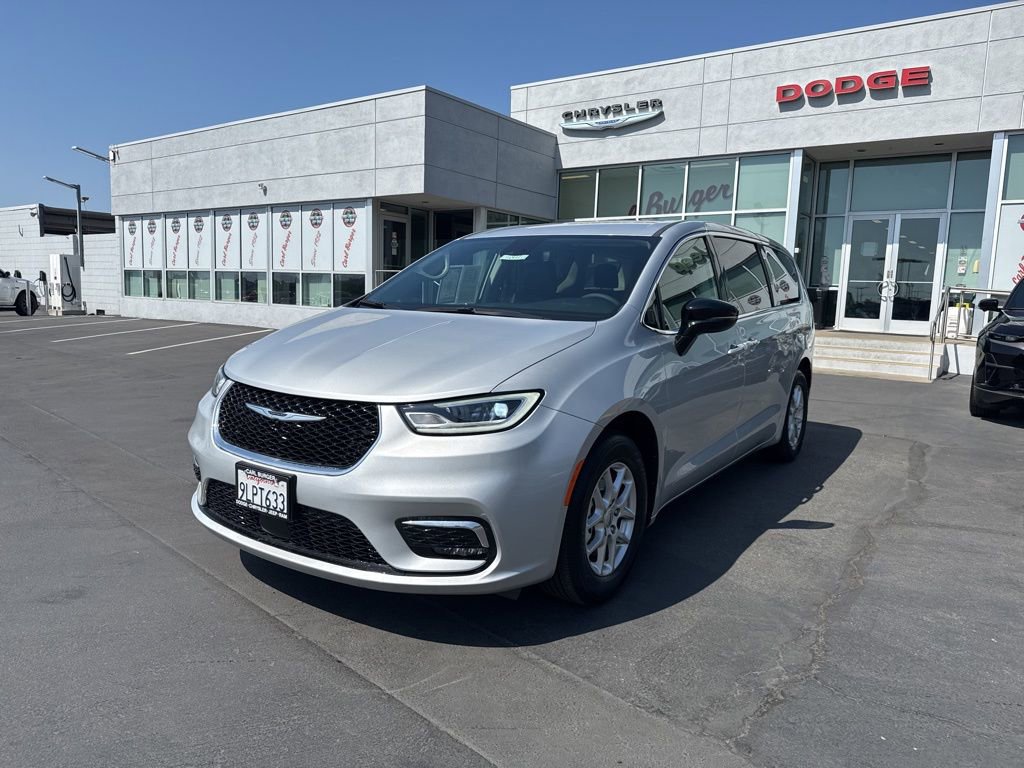 Used 2024 Chrysler Pacifica Touring-L image 3