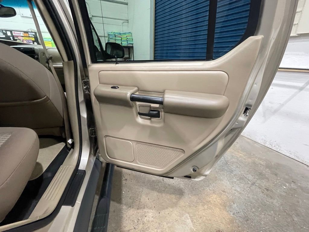 Used 2004 Ford Explorer Sport Trac XLT AWD/4WD image 36