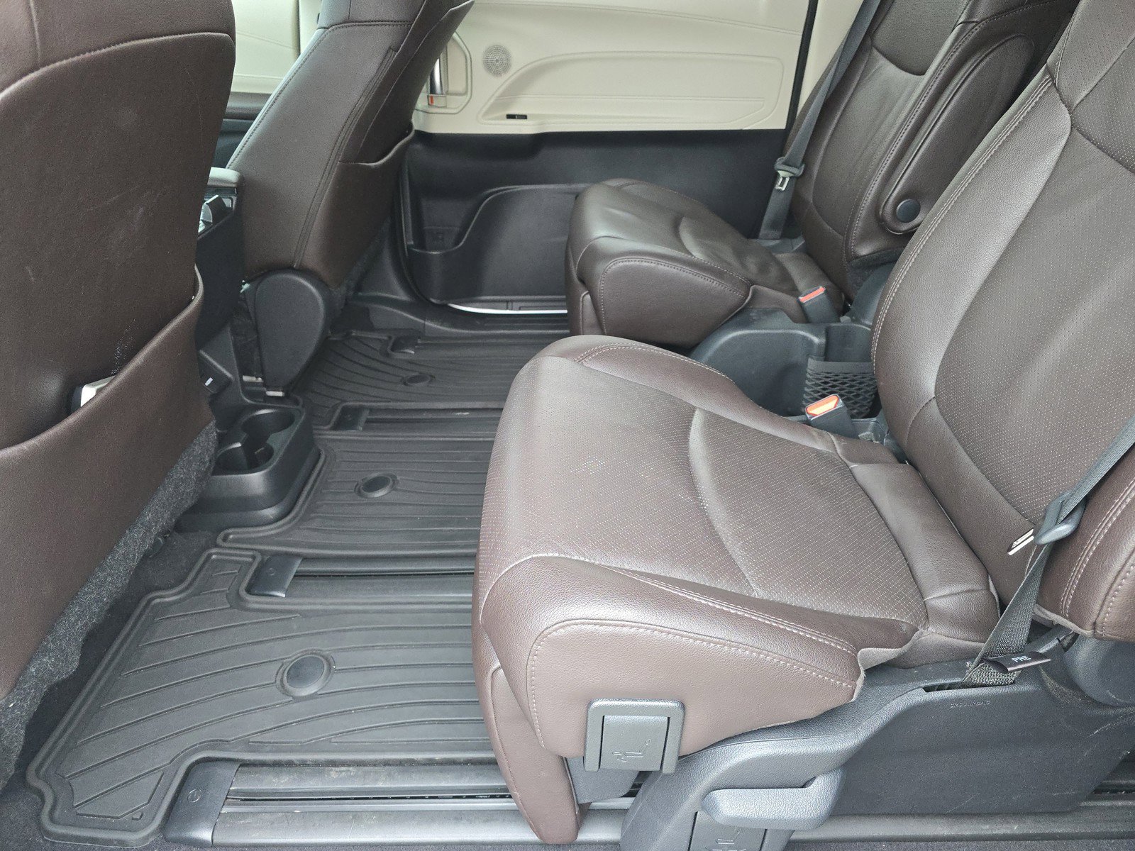 Used 2023 Toyota Sienna Platinum image 13