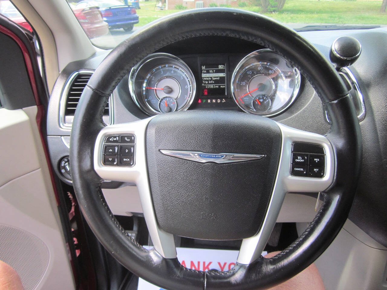 Used 2015 Chrysler Town & Country Touring FWD image 23