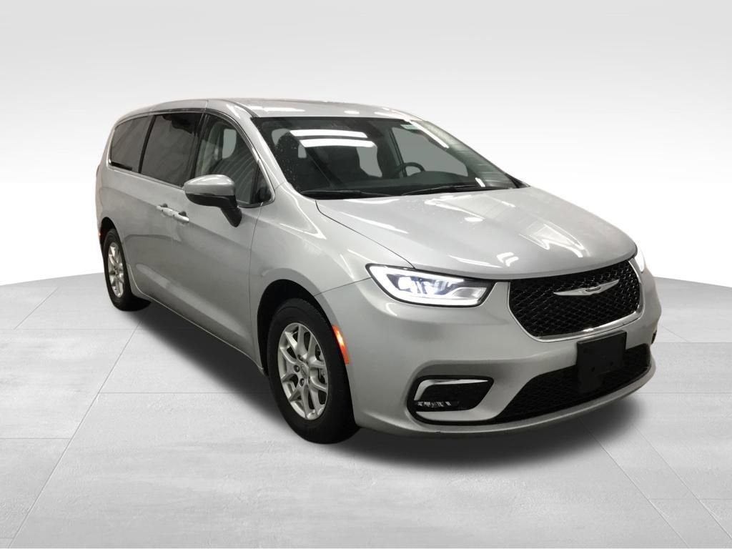 Used 2023 Chrysler Pacifica Touring-L image 3