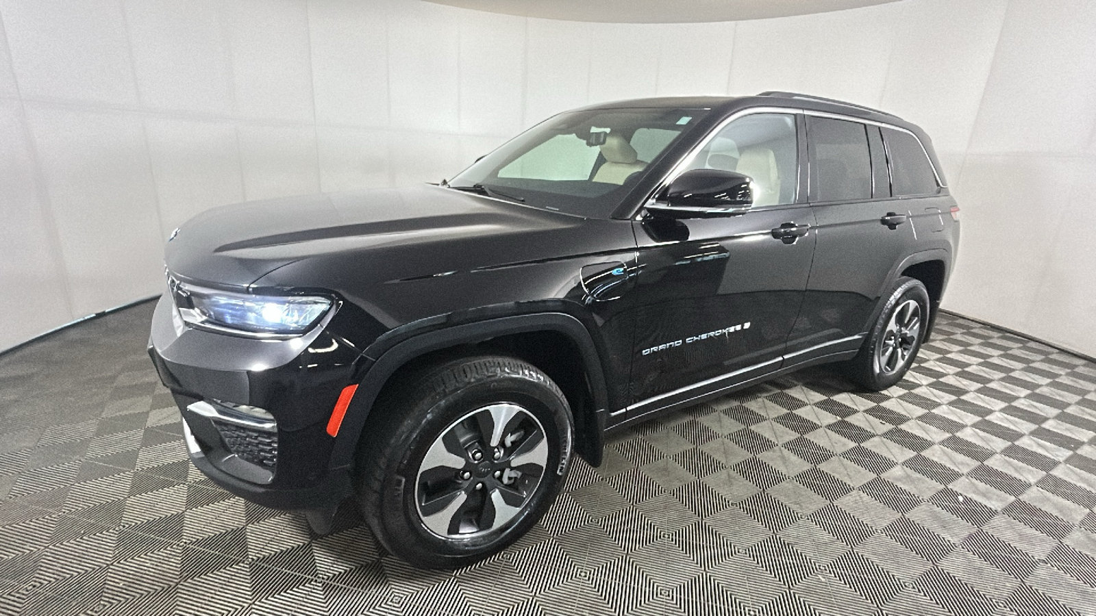 Used 2023 Jeep Grand Cherokee 4WD 4xe w/ Luxury Tech Group II image 8