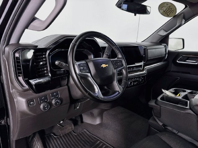 Used 2025 Chevrolet Silverado 1500 LT AWD/4WD image 9