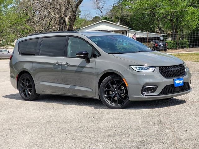 Used 2025 Chrysler Pacifica Limited video 2