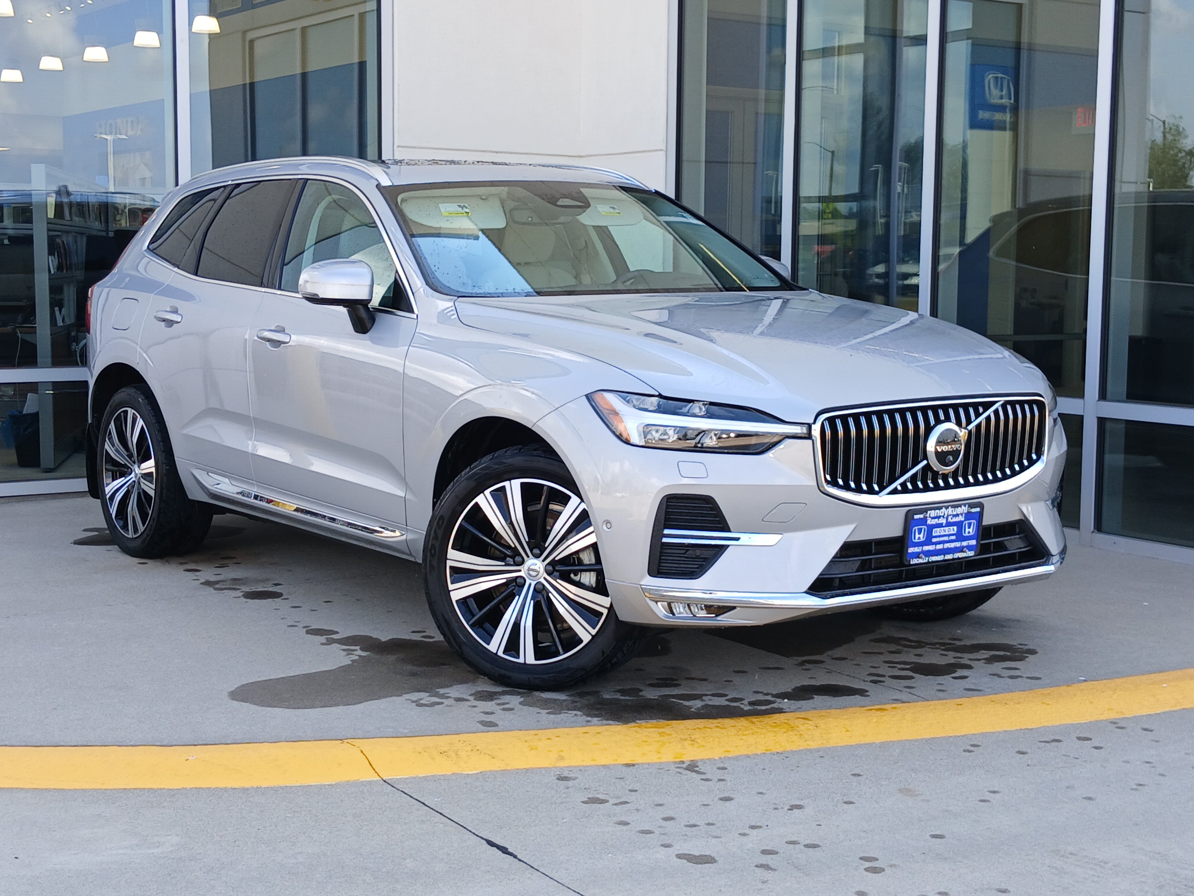Used 2022 Volvo XC60 B6 Inscription AWD/4WD image 2