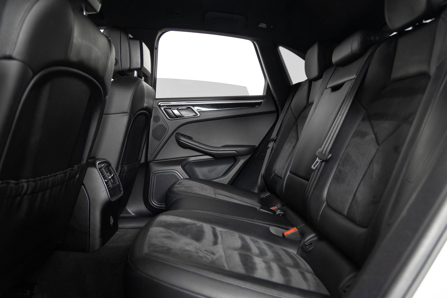 Used 2018 Porsche Macan AWD/4WD image 18