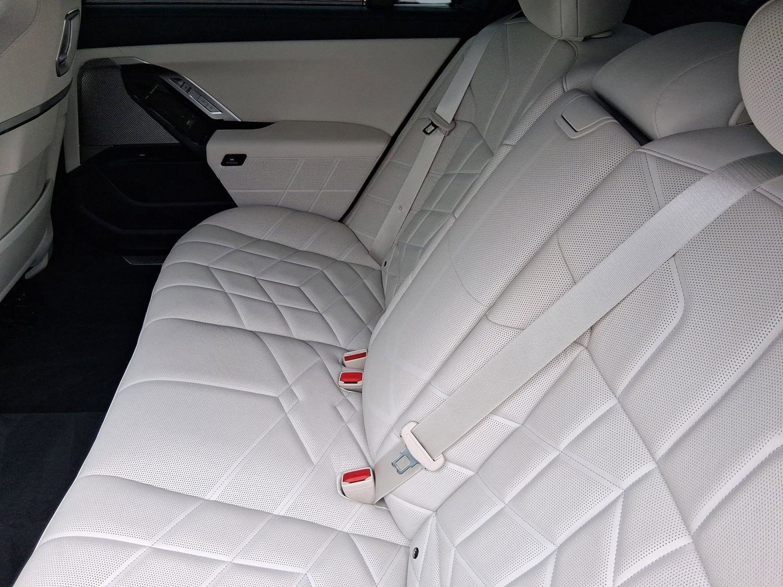 Certified 2024 BMW 760i xDrive w/ Premium Package 2 image 26