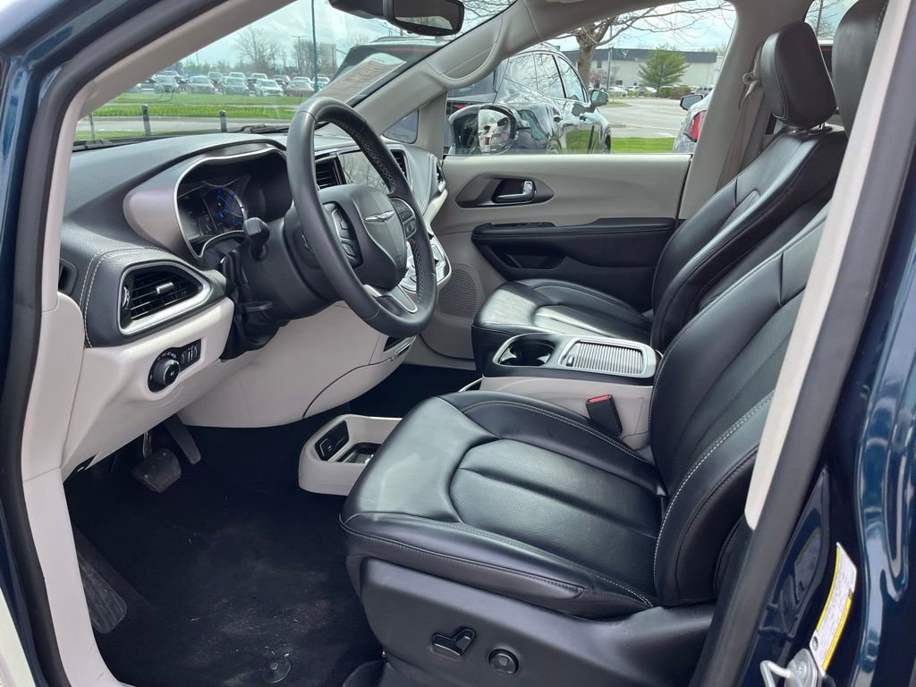Used 2024 Chrysler Pacifica Select image 12