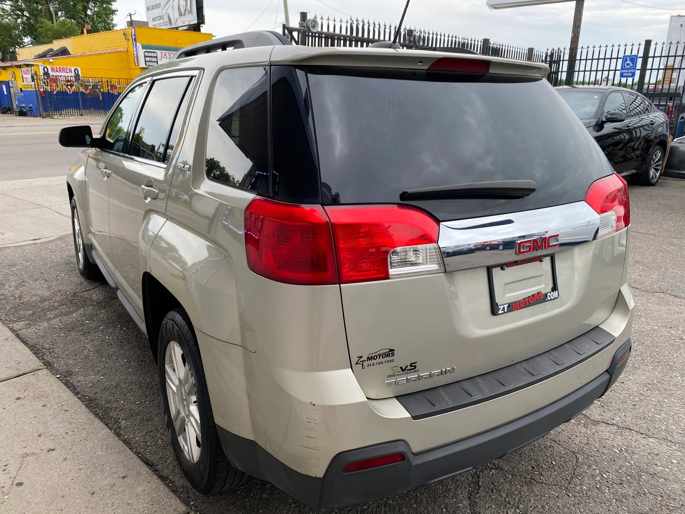 Used 2015 GMC Terrain SLE w/ Convenience Package FWD image 2